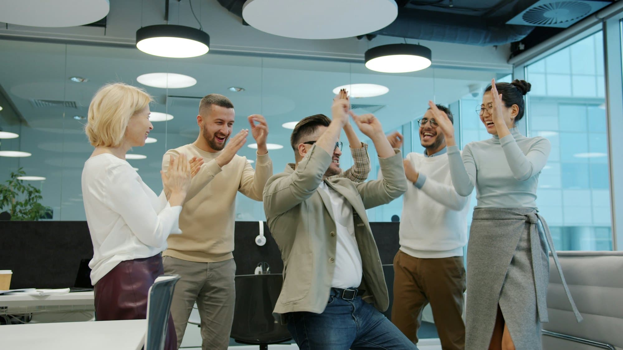 Collègues qui fêtent une victoire dans un open space