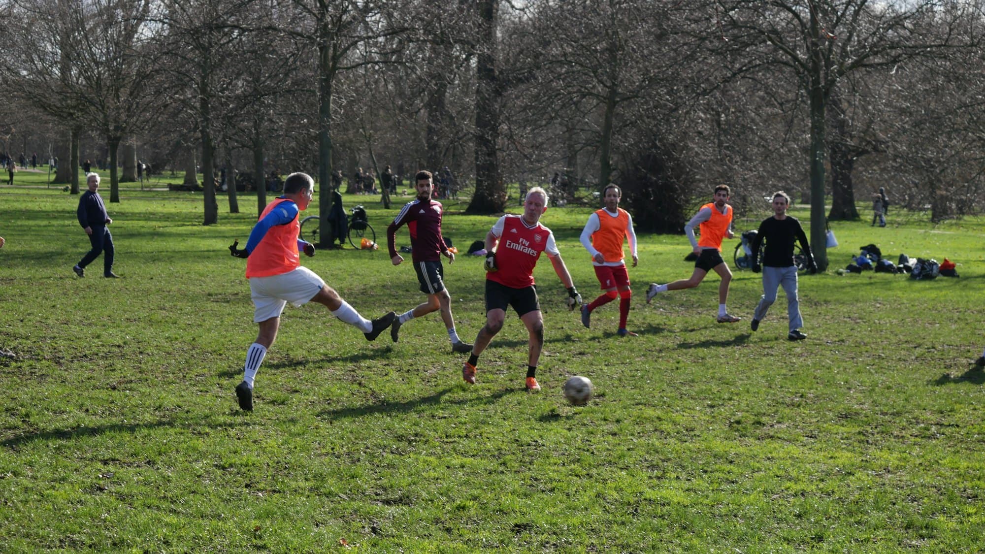 Footballeurs amateurs en plein match dans un parc, par une journée ensoleillée