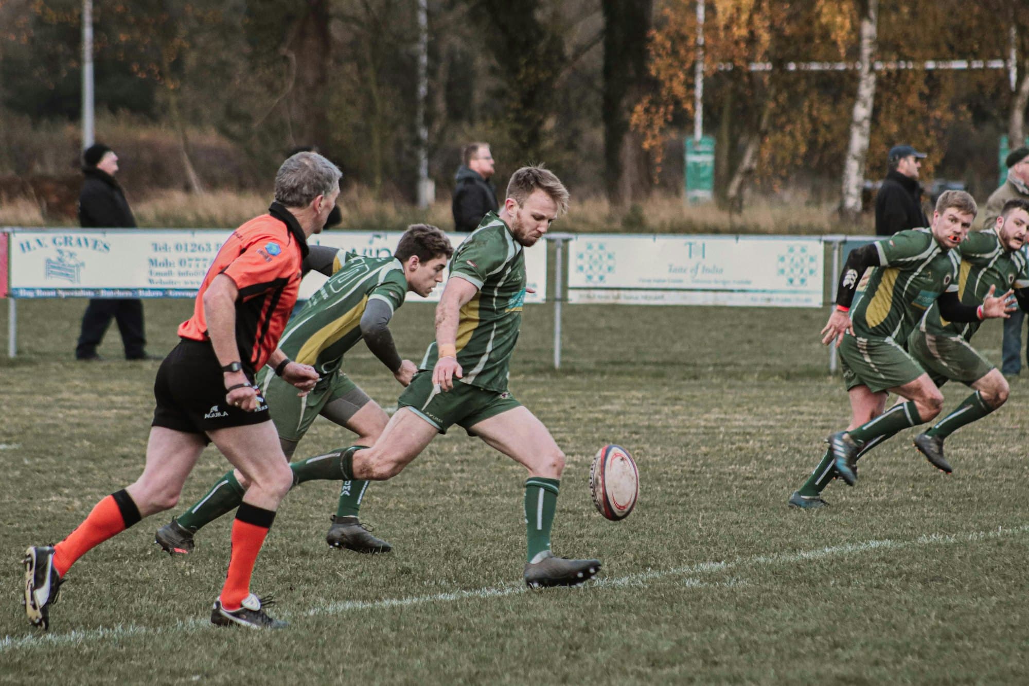 Joueurs de rugby amateurs en pleine mêlée sur un terrain boueux